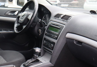 Подержанный автомобиль Skoda Octavia Liftback 2011 года (14 фото)