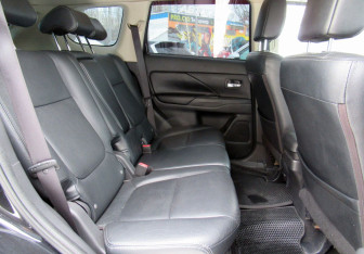 Подержанный автомобиль Mitsubishi Outlander 2012 года (11 фото)