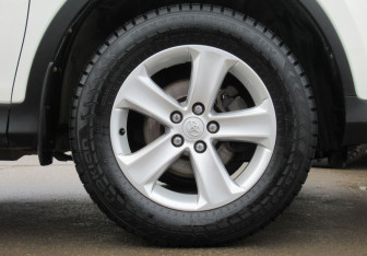 Подержанный автомобиль Toyota RAV4 2014 года (9 фото)