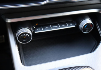 Подержанный автомобиль Geely Coolray 2023 года (18 фото)