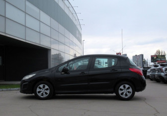 Подержанный автомобиль Peugeot 308 Hatchback 2011 года (8 фото)
