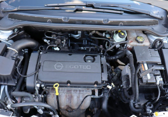 Подержанный автомобиль Opel Astra Hatchback 2011 года (17 фото)