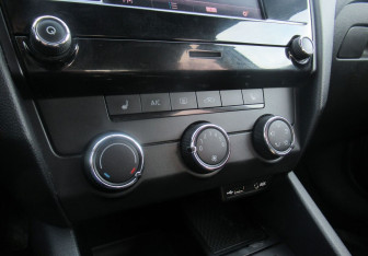 Подержанный автомобиль Skoda Octavia Liftback 2017 года (14 фото)