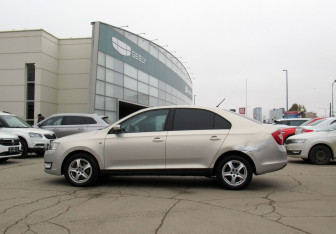 Подержанный автомобиль Skoda Rapid Liftback 2014 года (8 фото)