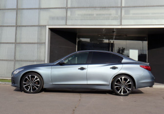 Подержанный автомобиль Infiniti Q50 2015 года (8 фото)