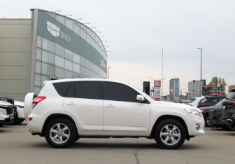 Подержанный автомобиль Toyota RAV4 2010 года (4 фото)