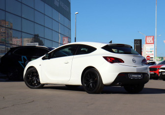Подержанный автомобиль Opel Astra Hatchback 2013 года (7 фото)