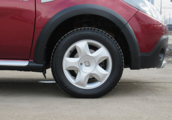 Подержанный автомобиль Renault Sandero 2014 года (9 фото)