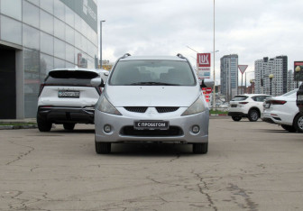 Подержанный автомобиль Mitsubishi Grandis 2007 года (2 фото)