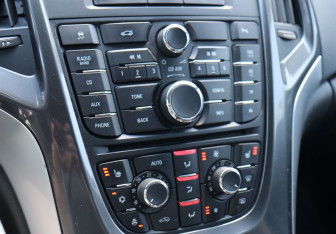 Подержанный автомобиль Opel Astra Sedan 2013 года (15 фото)