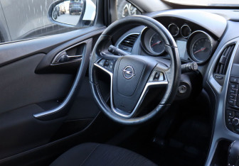 Подержанный автомобиль Opel Astra Hatchback 2013 года (13 фото)