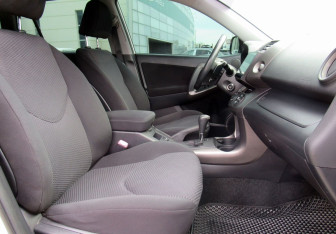 Подержанный автомобиль Toyota RAV4 2010 года (13 фото)