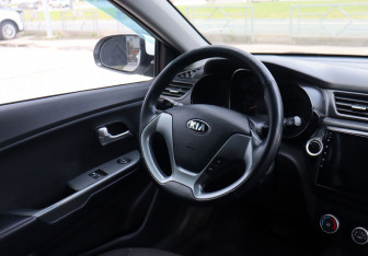 Подержанный автомобиль Kia Rio Sedan 2015 года (13 фото)