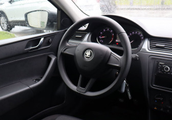 Подержанный автомобиль Skoda Rapid Liftback 2016 года (14 фото)