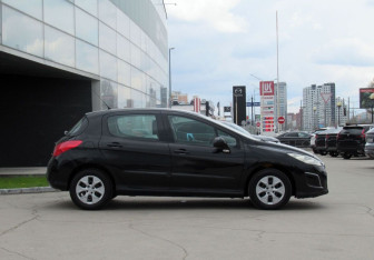 Подержанный автомобиль Peugeot 308 Hatchback 2011 года (4 фото)