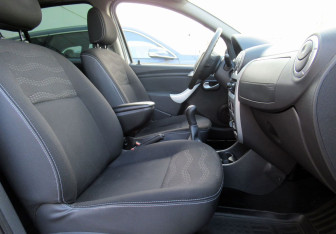 Подержанный автомобиль Renault Sandero 2014 года (10 фото)