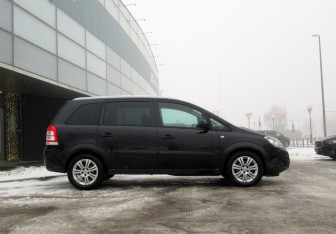 Подержанный автомобиль Opel Zafira Compactvan 2011 года (4 фото)