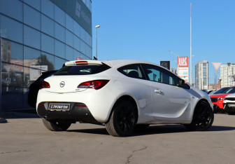 Подержанный автомобиль Opel Astra Hatchback 2013 года (5 фото)