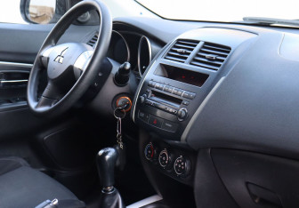 Подержанный автомобиль Mitsubishi ASX 2012 года (14 фото)