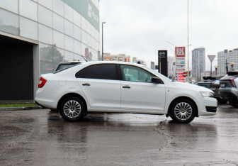 Подержанный автомобиль Skoda Rapid Liftback 2016 года (4 фото)