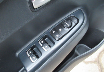 Подержанный автомобиль Kia Rio Hatchback 2018 года (14 фото)