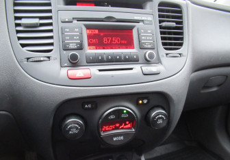 Подержанный автомобиль Kia Rio Hatchback 2009 года (13 фото)