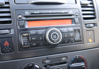 Подержанный автомобиль Nissan Tiida Hatchback 2011 года (14 фото)