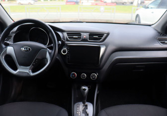 Подержанный автомобиль Kia Rio Sedan 2015 года (14 фото)