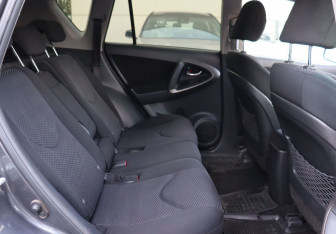 Подержанный автомобиль Toyota RAV4 2012 года (13 фото)