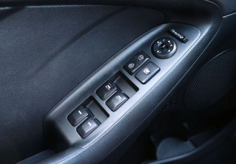 Подержанный автомобиль Kia Cerato Sedan 2013 года (15 фото)