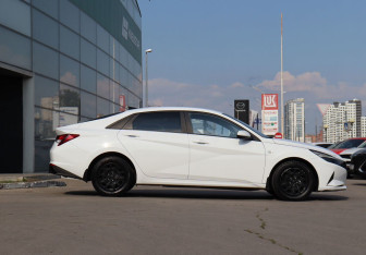 Подержанный автомобиль Hyundai Elantra Sedan 2021 года (4 фото)
