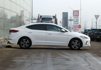 Подержанный автомобиль Hyundai Elantra Sedan 2017 года (4 фото)