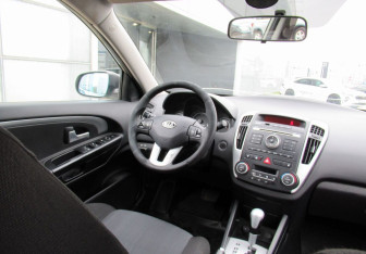 Подержанный автомобиль Kia Ceed Wagon 2011 года (13 фото)