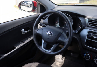 Подержанный автомобиль Kia Rio Sedan 2013 года (15 фото)