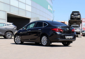Подержанный автомобиль Opel Astra Sedan 2013 года (7 фото)