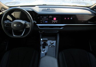 Подержанный автомобиль Geely Monjaro 2025 года (14 фото)