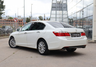 Подержанный автомобиль Honda Accord Sedan 2013 года (7 фото)