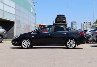 Подержанный автомобиль Opel Astra Sedan 2013 года (8 фото)