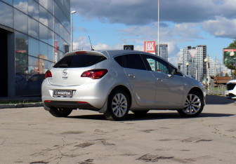 Подержанный автомобиль Opel Astra Hatchback 2011 года (5 фото)