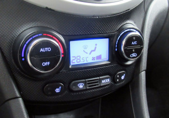 Подержанный автомобиль Hyundai Solaris Sedan 2011 года (15 фото)