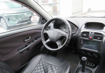 Подержанный автомобиль Mitsubishi Carisma Sedan 2003 года (12 фото)