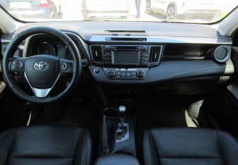 Подержанный автомобиль Toyota RAV4 2015 года (11 фото)