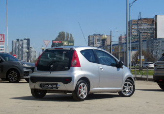Подержанный автомобиль Peugeot 107 2007 года (5 фото)