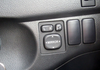 Подержанный автомобиль Toyota bB Compactvan 2011 года (12 фото)