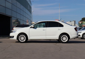 Подержанный автомобиль Skoda Rapid Liftback 2018 года (8 фото)