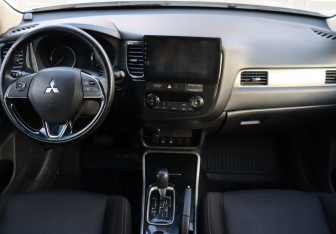 Подержанный автомобиль Mitsubishi Outlander 2018 года (14 фото)
