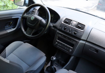 Подержанный автомобиль Skoda Fabia Hatchback 2010 года (12 фото)