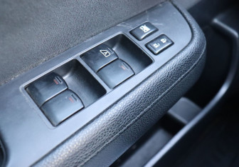 Подержанный автомобиль Nissan Tiida Hatchback 2011 года (16 фото)