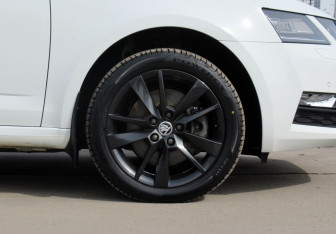 Подержанный автомобиль Skoda Octavia Liftback 2018 года (9 фото)