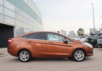 Подержанный автомобиль Ford Fiesta Sedan 2015 года (4 фото)